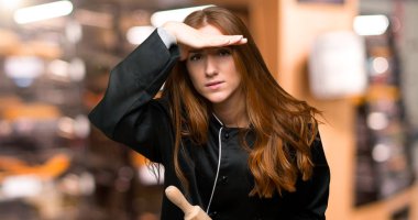 Fırında bir şey bakmak için çok uzaklara el ile genç redhead Şef kadın arıyor