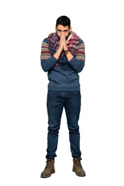 Hippi adamın tam uzunlukta atış palm birlikte tutar. Kişi için bir şey izole beyaz arka plan üzerinde sorar