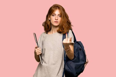 Genç redhead öğrenci yapım boynuz jest pembe bir arka plan üzerinde
