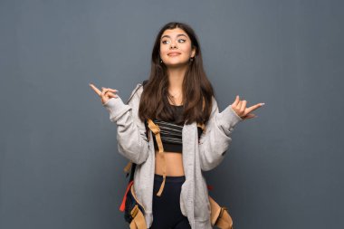 Genç Gezgin kız şüpheleri laterallerin işaret eden duvarın üzerinden