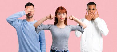 Gözleri eller tarafından kapsayan üç arkadaş grubu