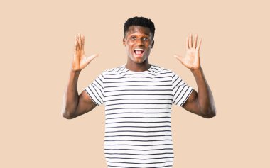 Sürpriz ve şok SK ile çizgili gömlekli olan koyu tenli adam