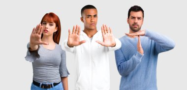 Grup üç arkadaşıyla birlikte hareket eliyle Dur yapma