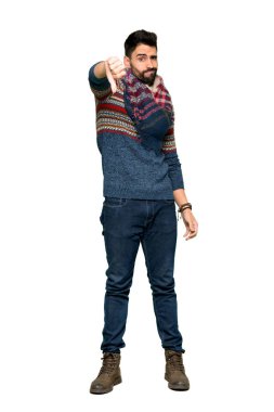 Başparmak aşağı işareti ile negatif ifade izole beyaz arka plan üzerinde gösterilen hippi adamın tam uzunlukta atış