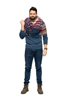 Bir hippi adam izole beyaz zemin üzerine kızgın hareketi ile tam uzunlukta atış