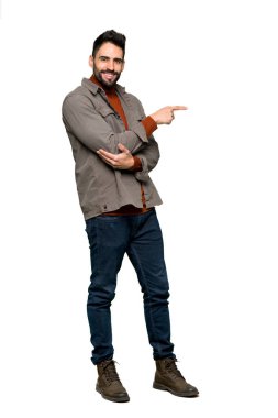 İzole beyaz arka planda lateral pozisyonda Side'ye sakal işaret parmağı yakışıklı adamın tam uzunlukta atış