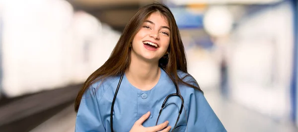 Jovem Enfermeira Sorrindo Muito Colocar Mãos Peito Hospital — Fotografia de Stock