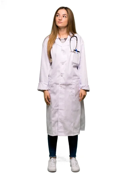 Całego Ciała Młody Lekarz Kobieta Patrząc Górę Poważną Twarz Białym — Zdjęcie stockowe