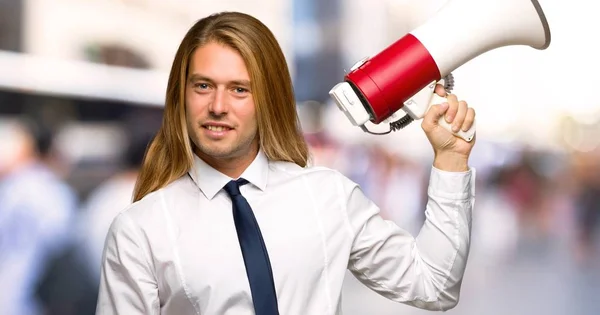 Empresário Loiro Com Cabelos Longos Segurando Megafone Livre — Fotografia de Stock