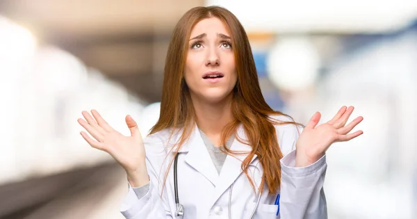 Ruiva Médico Mulher Frustrado Por Uma Situação Hospital — Fotografia de Stock