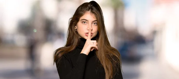 Όμορφο Κορίτσι Δείχνει Ένα Σημάδι Της Σιωπής Χειρονομία Βάζοντας Δάχτυλο — Φωτογραφία Αρχείου