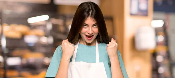 Mädchen Mit Schürze Feiert Sieg Einer Bäckerei — Stockfoto