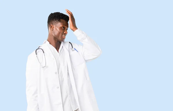 아프리카계 미국인 의사는 그냥 뭔가 깨달았다 고 inte — 스톡 사진