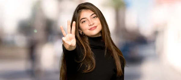 Pretty Girl Happy Counting Three Fingers Outdoors — Stock Photo, Image