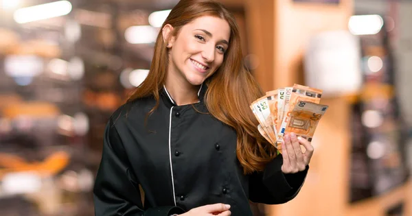 Jovem Ruiva Chef Mulher Segurando Cartaz Vazio Para Inserir Conceito — Fotografia de Stock