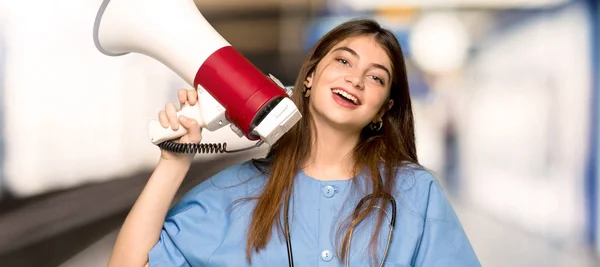 Jonge Verpleegster Een Megafoon Houden Een Ziekenhuis — Stockfoto