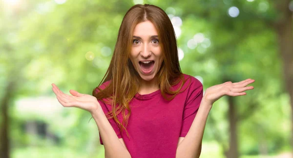 Menina Ruiva Jovem Com Surpresa Expressão Facial Chocada Parque — Fotografia de Stock