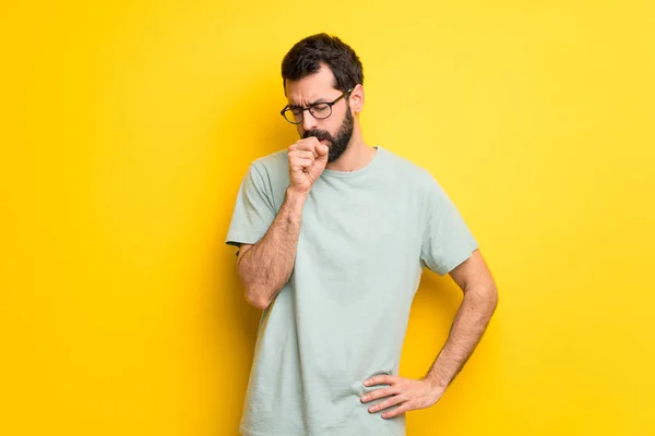 Człowiek Brodą Zielona Koszula Jest Cierpienie Kaszlem Złego Samopoczucia — Zdjęcie stockowe