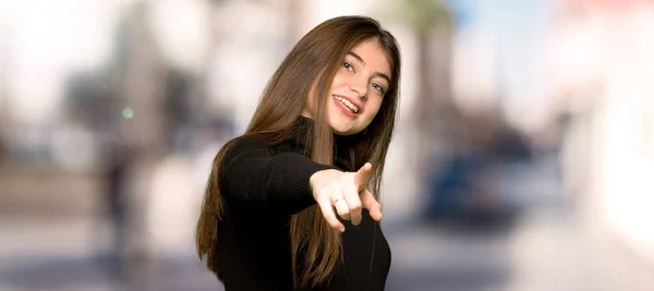 Pretty Girl Points Finger You Confident Expression Outdoors — Stock Photo, Image