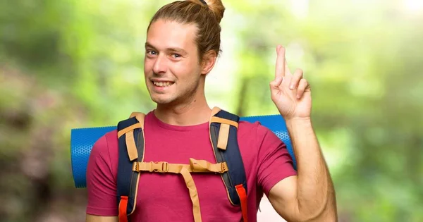 Wanderer Mit Gebirgsbackpacker Mit Daumendrücken Und Guten Wünschen Für Den — Stockfoto