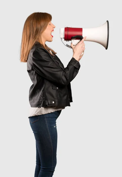 Jovem Ruiva Gritando Através Megafone Sobre Fundo Cinza Isolado — Fotografia de Stock