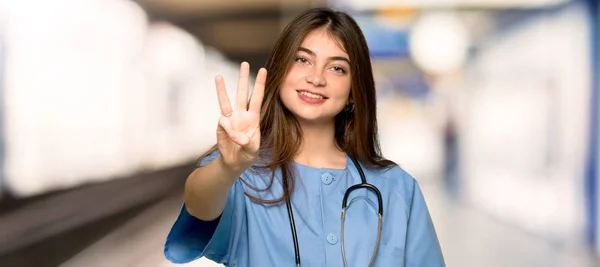 Jovem Enfermeira Feliz Contando Três Com Dedos Hospital — Fotografia de Stock