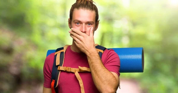 Turysta Człowiek Góry Backpacker Obejmujące Usta Rękami Powiedzenie Coś Nieprzyzwoitego — Zdjęcie stockowe