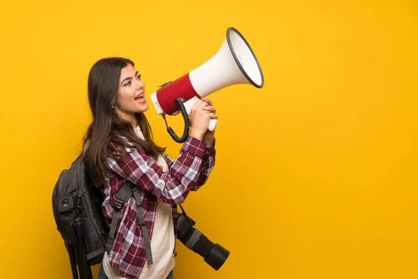 Fotograaf Tiener Meisje Gele Muur Schreeuwen Door Een Megafoon — Stockfoto