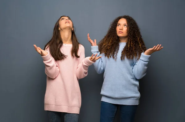 Amigos Adolescentes Frustrados Por Una Mala Situación —  Fotos de Stock