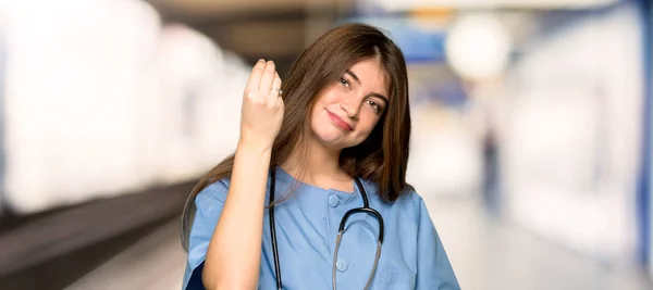 Jonge Verpleegster Maken Italiaanse Gebaar Een Ziekenhuis — Stockfoto