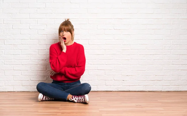 Rothaarige Frau Sitzt Überrascht Und Schockiert Auf Dem Boden Während — Stockfoto