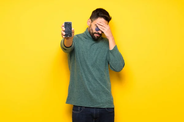 Hombre Guapo Con Gafas Sol Con Problemas Para Sostener Teléfono —  Fotos de Stock