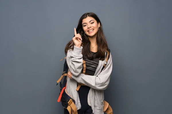 Teenager Reisendes Mädchen Über Mauer Zeigt Mit Dem Zeigefinger Eine — Stockfoto