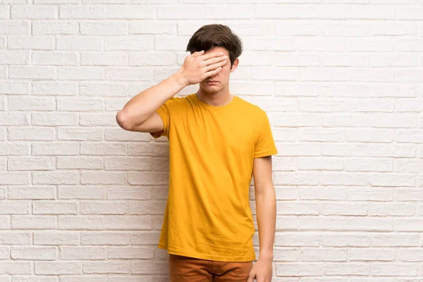 Teenager Man White Brick Wall Covering Eyes Hands Want See — Stock Photo, Image