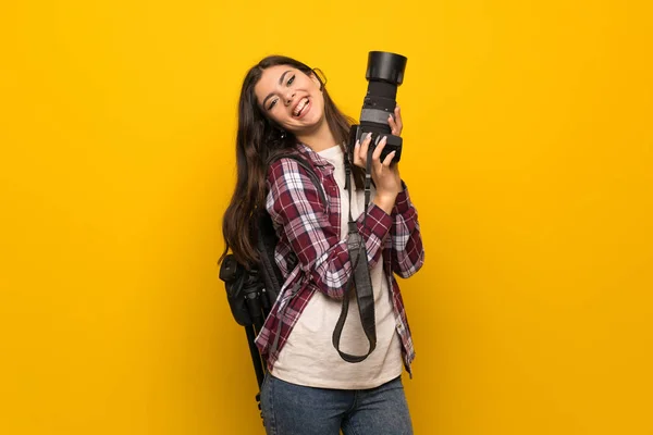 Fotógrafo adolescente chica sobre amarillo pared —  Fotos de Stock