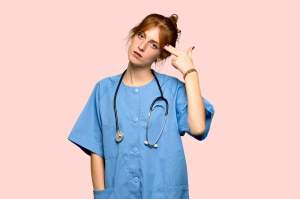 Νέοι Κοκκινομάλλα Νοσοκόμα Προβλήματα Κάνοντας Αυτοκτονία Χειρονομία Ροζ Φόντο — Φωτογραφία Αρχείου