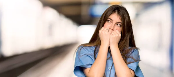 Jonge Verpleegster Een Beetje Zenuwachtig Bang Handen Mond Een Ziekenhuis — Stockfoto