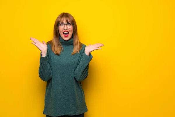 Mujer Con Gafas Sobre Pared Amarilla Con Sorpresa Expresión Facial — Foto de Stock