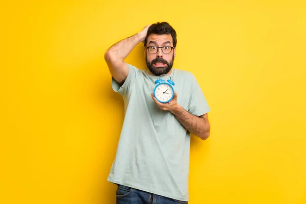 Man Beard Green Shirt Restless Because Has Become Late Holding — Stock Photo, Image