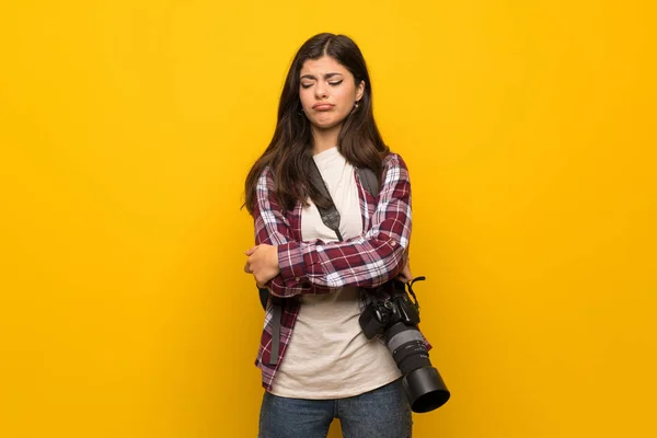 Fotógrafo Adolescente Chica Sobre Amarillo Pared Sensación Molesto —  Fotos de Stock