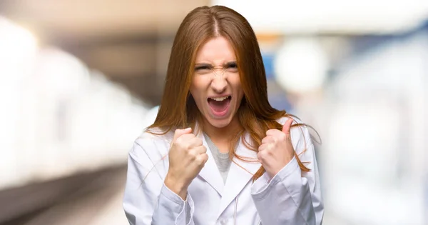 Rossa Medico Donna Frustrato Una Brutta Situazione Ospedale — Foto Stock