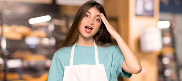 Meisje Met Schort Heeft Net Realiseerde Iets Heeft Het Plan — Stockfoto