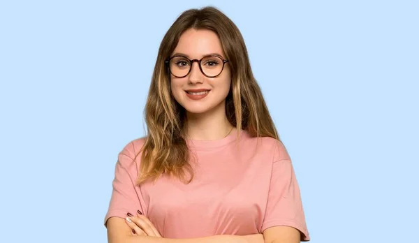 Dospívající Dívka Růžový Svetr Brýlemi Šťastný Izolované Modré Pozadí — Stock fotografie