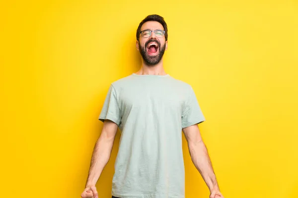 Man Met Baard Groen Overhemd Schreeuwen Aan Voorkant Met Mond — Stockfoto