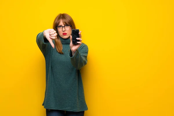 Γυναίκα Γυαλιά Πάνω Από Κίτρινο Τοίχο Ταραγμένο Εκμετάλλευση Σπασμένα Smartphone — Φωτογραφία Αρχείου