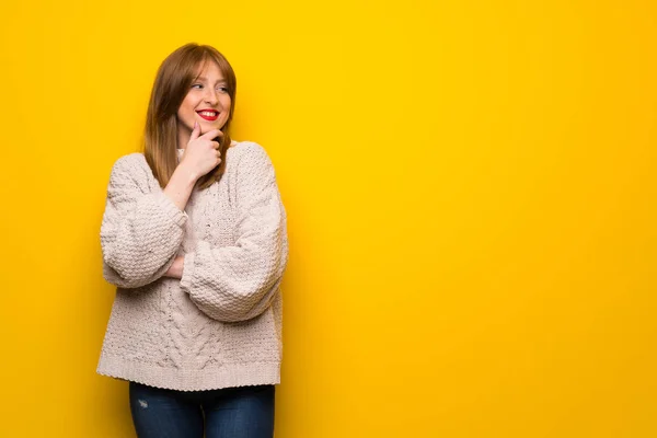 Roodharige Vrouw Gele Muur Zoek Naar Kant — Stockfoto