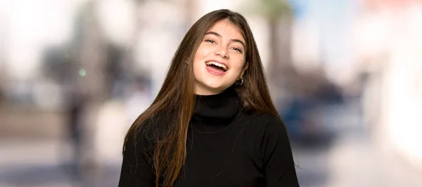 Menina Bonita Sorrindo Muito Colocar Mãos Peito Livre — Fotografia de Stock