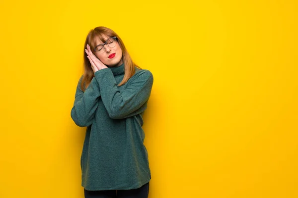 Frau Mit Brille Über Gelber Wand Macht Schlafende Geste — Stockfoto