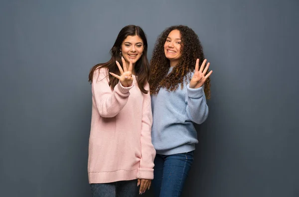 Adolescentes Amigos Felices Contando Cuatro Con Los Dedos —  Fotos de Stock