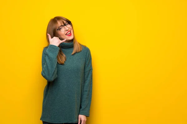 Kvinna Med Glasögon Över Gul Vägg Gör Telefonen Gest Kalla — Stockfoto